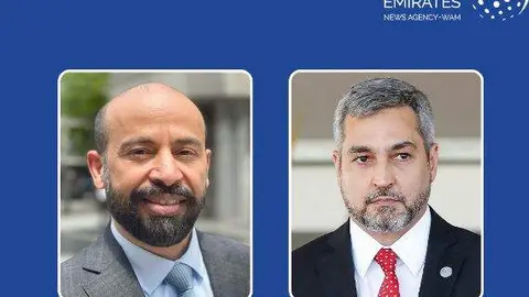 El embajador emiratí y el presidente de Paraguay. (WAM)