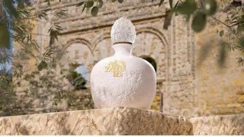 La botella de aceite oliva inspirada en la ciudad árabe. (Web AOVE Alzahira)