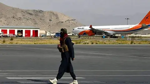 Un talibán en el aeropuerto de Kabul. (Fuente externa)