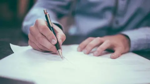 Una firma de un contrato a modo ilustrativo. (Fuente Externa)