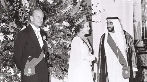 Isabel II, con el jeque Zayed, fundador de Emiratos Árabes Unidos. (WAM)