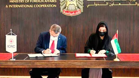 Reem Al Hashimy, ministra de Estado para la Cooperación Internacional y Peter Maurer, presidente del CICR, firmaron el acuerdo para establecer una oficina en Abu Dhabi en julio. (WAM)