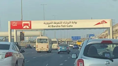 Un arco de peaje en Dubai. (Álvaro Cruzado EL CORREO)