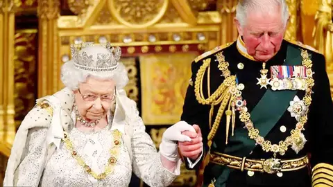 La finada Reina Isabel II, junto al ya Rey Carlos III. (WPA Pool)