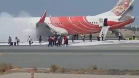 El avión evacuado en el aeropuerto de Muscat. (Times of Oman)