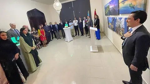 Willy Gómez, embajador de Guatemala en Emiratos Árabes, canta el himno de su país junto a compatriotas y ante autoridades emiratíes y representantes diplomáticos en el acto celebrado en Abu Dhabi por el 201 Aniversario de la Independencia. (EL CORREO)