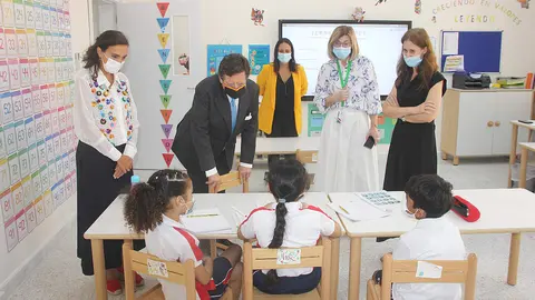 El embajador de España conversa con varias alumnas en The Spanish School of Abu Dhabi en presencia de la directora y profesoras. (EL CORREO)