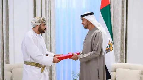 El presidente de Emiratos recibe el mensaje del sultán de Omán. (WAM)