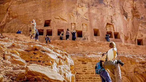 Visitantes exploran Al Ula en el desierto saudí. (Linda Polik / Flickr)