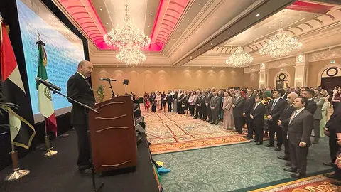 El embajador de México en Emiratos Árabes, Luis Alfonso de Alba, habla en español ante los cientos de invitados a la celebración del Día Nacional de su país en Abu Dhabi. (EL CORREO)