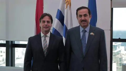 El presidente de Uruguay junto al máximo representante del Parlamento de EAU. (WAM)
