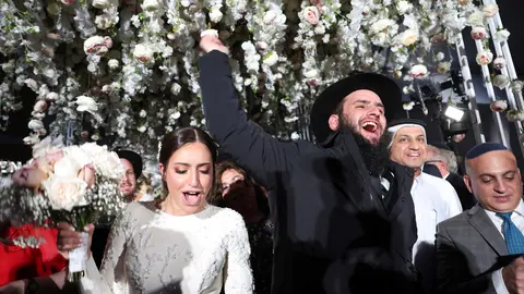 El rabino y su novia en la boda en Abu Dhabi. (Twitter)