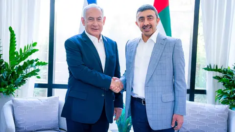 El ministro emiratí de Exteriores con Netanyahu. (WAM)