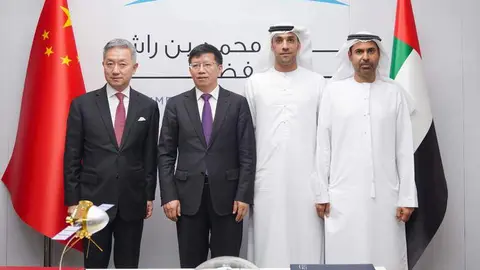 Un momento tras la firma de la cooperación entre China y Emiratos. (MBRSC)