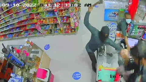 Una captura de pantalla de una de las cámaras de seguridad de las tiendas durante el robo. (Policía de Ras Al Khaimah)