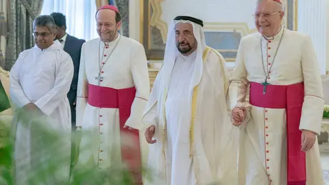 El gobernante de Sharjah junto a los obispos católicos. (WAM)
