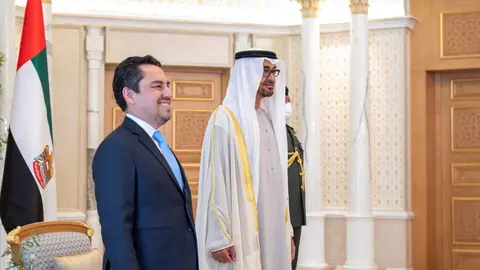 El presidente de Emiratos junto al embajador de Guatemala. (WAM)