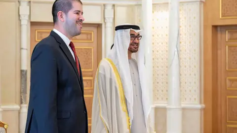 El presidente de EAU y el  embajador Agüero. (WAM)