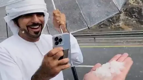 Emiratíes graban la tomenta de granizo este martes. (Redes sociales)