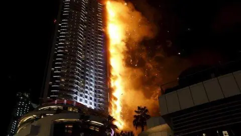 El hotel en el centro de Dubai ardió la noche de Fin de Año de 2015. (Fuente externa)