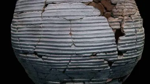 La jarra de cerámica de la Edad del Hierro más grande hallada en Emiratos arroja luz sobre una vida comercial bulliciosa durante el primer milenio. (Autoridad de Museos de Sharjah)