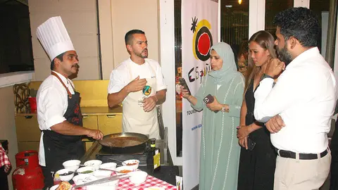 El chef del restaurante El Sur explica en Dubai a representantes del sector turístico cómo se elabora una paella. (EL CORREO)