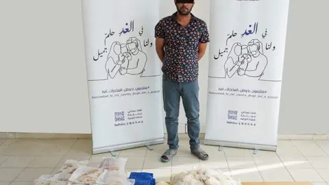 La policía emiratí difundió una imagen del traficante con el alijo confiscado.