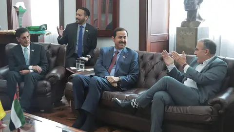 El presidente del Senado de Colombia junto a autoridades emiratíes. (WAM)