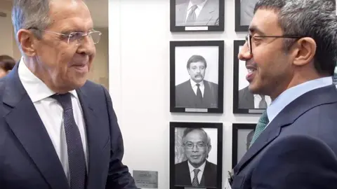 Captura de pantalla de un vídeo de WAM de los ministros de Exteriores ruso y emiratí (derecha).
