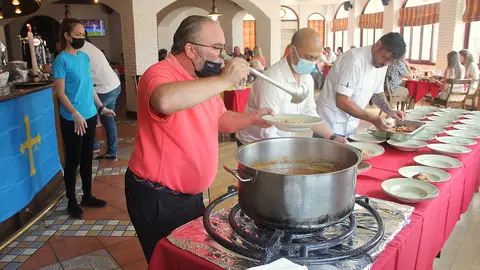 La fabada con sus avíos triunfó en el Seville's de Dubai bajo la bandera de Asturias. (EL CORREO)