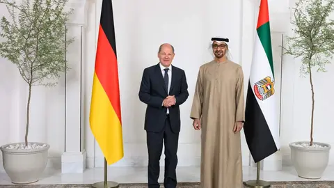 El presidente emiratí y el canciller alemán en Abu Dhabi este domingo. (WAM)