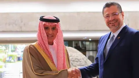 El presidente de Costa Rica junto al ministro saudí. (Twitter)