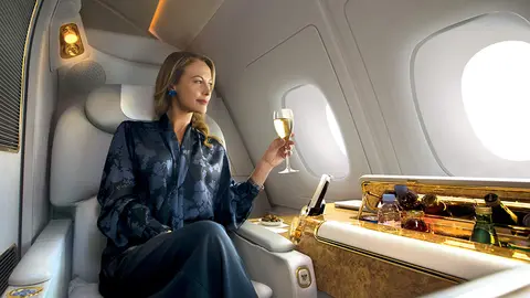 Una pasajera durante un vuelo. (Emirates)