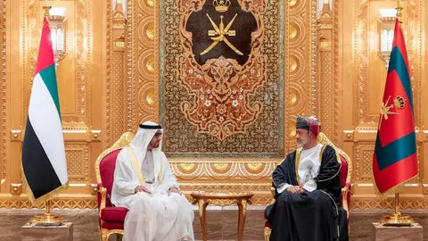 El presidente de Emiratos junto al sultán de Omán este martes. (WAM)