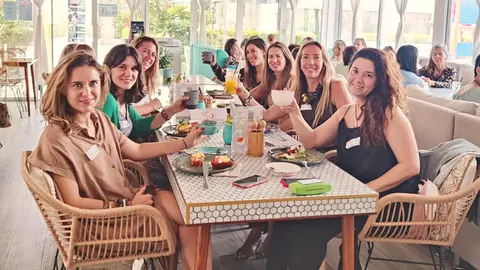 Integrantes de 'Españolas Abu Dhabi' saludan la nueva temporada durante el primer desayuno. (EL CORREO)