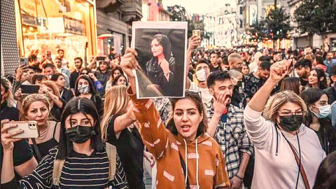 Mujeres protestan en Irán por el asesinato de la joven Mahsa Amini. (Twitter)