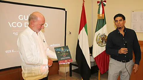 El embajador de México en Emiratos Árabes Unidos, Luis Alfonso de Alba, recibe el primer ejemplar impreso de la Guía Taco de Oro 2022-2023. (EL  CORREO)
