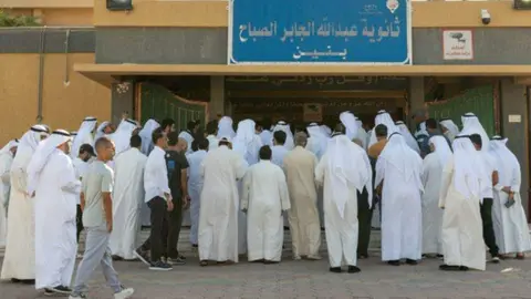 Kuwaitíes en la puerta de un colegio electoral. (KUNA)