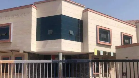 La Policía del emirato de Ajman difundió la imagen del colegio.