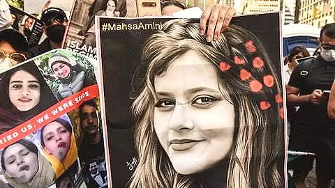 El hashtag persa tendencia en apoyo de #MahsaAmini ha sido retuiteado más de 150.000.000 de veces y sigue sumando. (@Omid_M)