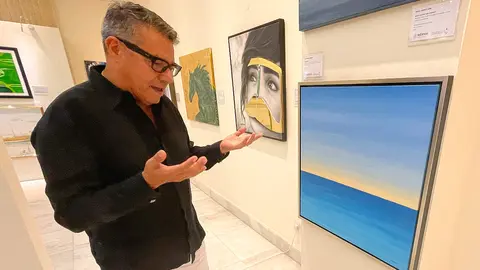 El artista mexicano José Toledo explica el sentido de su obra 'Amanecer'. (EL CORREO)