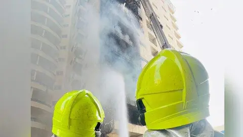 Funcionarios de Defensa Civil de Dubai supervisan la extinción de incendios. (Fuente externa)