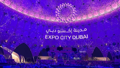 El nombre y el logo de Expo City Dubai proyectado en la cúpula de la Plaza de Al Wasl durante la espectacular inauguración. (EL CORREO)
