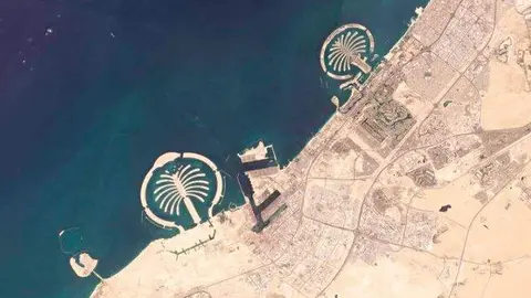 A la izquierda la isla de La Palmera en Jebel Ali. (Planet Labs)