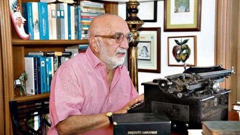 Juan Gossaín teclea en su vieja máquina de escribir. (Fuente externa)