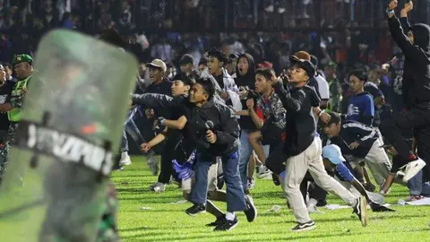 Una imagen de los aficionados en el campo de fútbol indonesio. (Fuente externa)