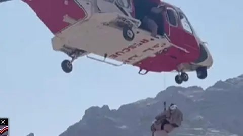 Una captura de pantalla del rescate del senderista en la montaña emiratí.