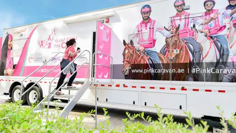 La caravana rosa de detección del cáncer de mama en EAU. (WAM)