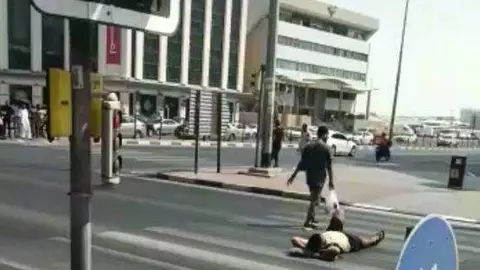 Una captura del vídeo que muestra al hombre acostado. (Twitter)