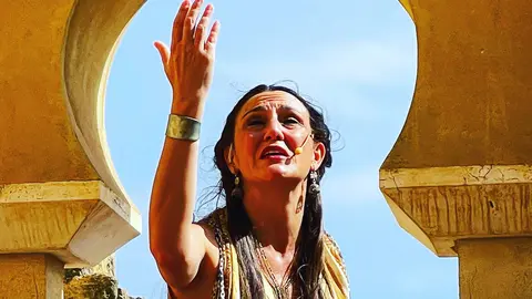 La actriz Marina Devesa, el pasado 2 de octubre en el yacimiento arqueológico de Medina Azahara (Córdoba) durante una de las escasas conmemoraciones de la efeméride de ‘El collar de la paloma’. (@antoniomanuel__)